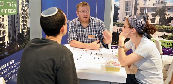 זוג צעיר ביריד דירות / צלם: תמר מצפי